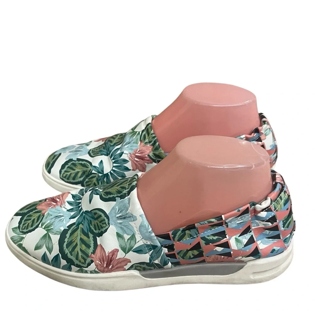 donald j pliner womens leather slip on loafers Size 8 White Floral